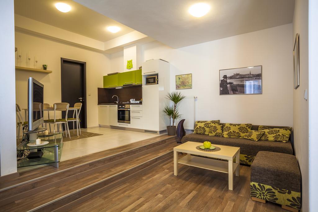 Stay In City Apartment Bastova Братислава Екстериор снимка